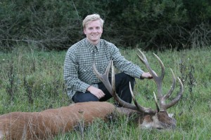 Rasmus Mogensen med sin første hjort - en flot 10 ender.