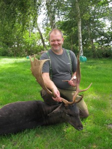 Henning Bjerre nedlagde denne flotte dåhjort på Langholm den 1/9. Her ses den stolte jæger med sit livs frilandshjort. Stort tillykke.