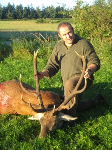 Den 2/9 om morgenen fik Søren chancen for at nedlægge denne flotte hjort på egen jord, og han var ikke sen til at udnytte den. Hjorten har hele 90 cm. i stanglængde. Tillykke Søren.