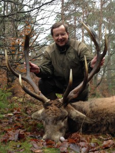 Den 16. november fik Niels held til at nedlægge denne fantastiske 12 ender hjort. Stanglængden er 105 cm. Knæk & Bræk.